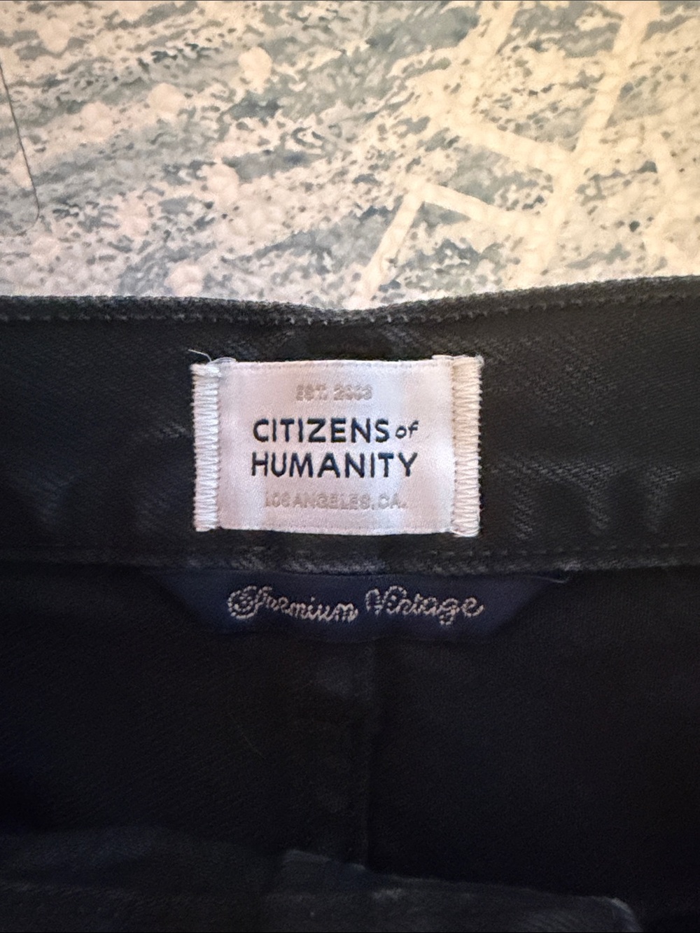 Citizens Of Humanity Black High-Rise Curved Hem Jean Shorts - Picture 4 of 5